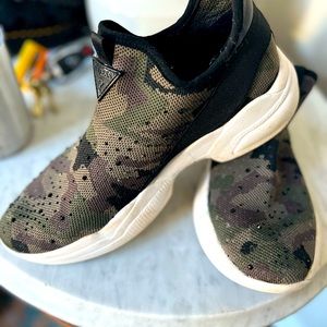 Guess Women’s 9.5 Slip-Ons Adorable